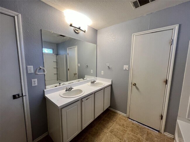 Building Photo - 13501 Marie Ln