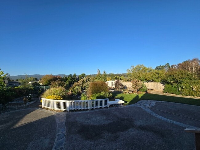 Building Photo - Stunning 4BR/2BA Fortuna home in quiet nei...