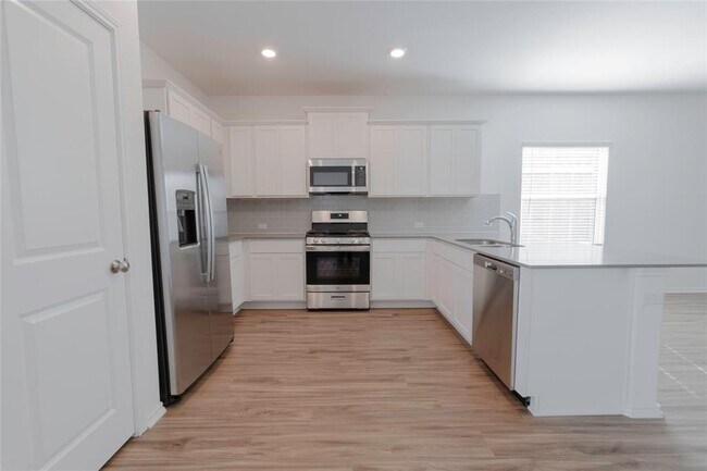 Building Photo - 913 Legends Ln