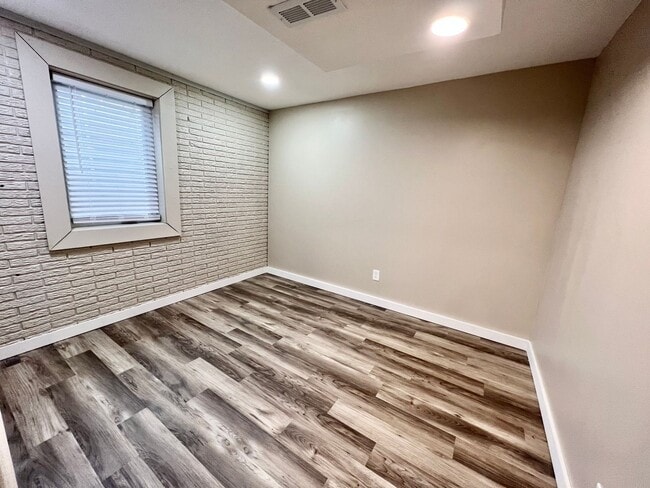 Building Photo - Updated 2 Bed Duplex in Central MHK - Augu...