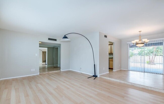 Building Photo - 2439 E Del Rio Dr