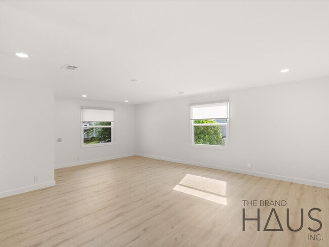 Building Photo - Two Primary Bedrooms, Pool, & Air Conditio...