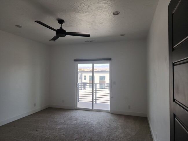 Building Photo - Luxury Townhome