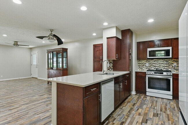 Building Photo - Spacious 4-Bedroom Home for Rent in Desira...