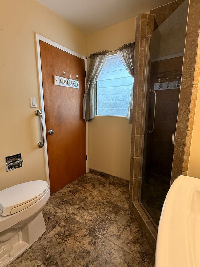 Building Photo - 1950's Ranch Style 2+2 with den/office Hom...