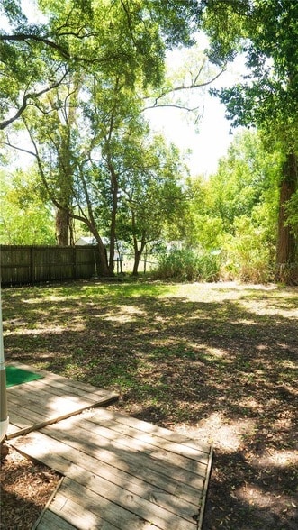 Building Photo - 2116 Henderson Dr
