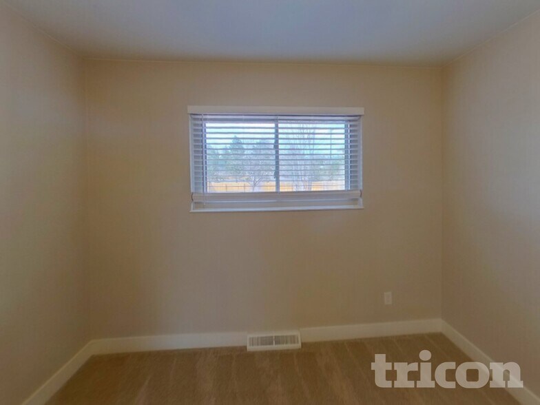 Building Photo - 3514 E La Salle St