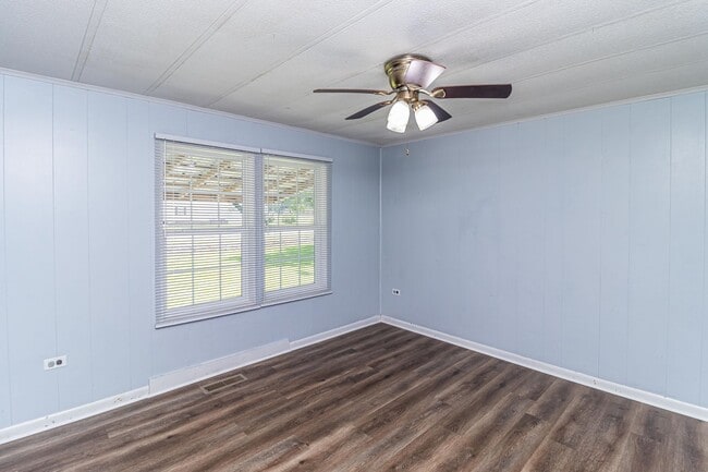 Building Photo - 2 BR, 1 BA W/ FENCED-IN YARD, COVERED FRON...