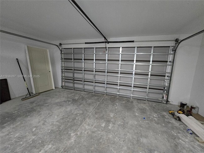 Building Photo - 1605 W 11th St