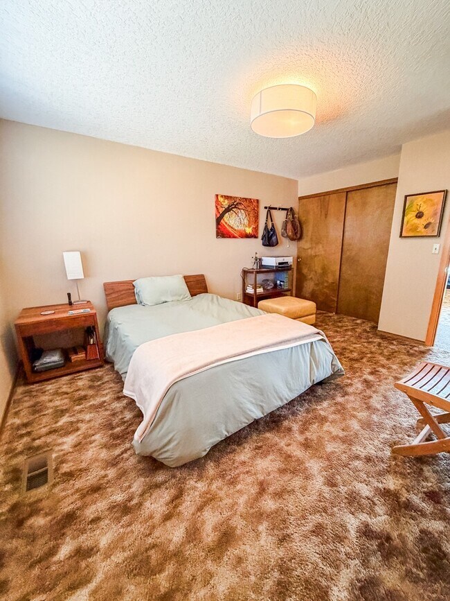 Building Photo - 2905 NE 26th St