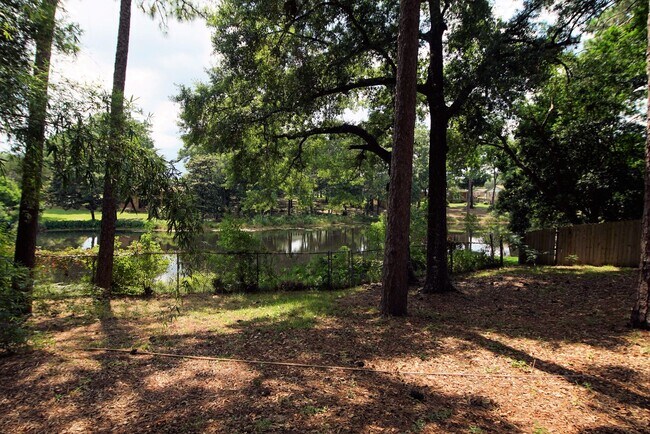 Building Photo - Central Niceville Location