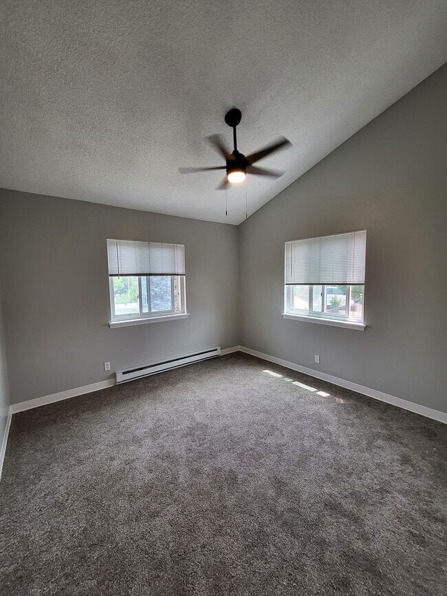 Building Photo - Vaulted Ceilings & Modern Two Bedroom in L...
