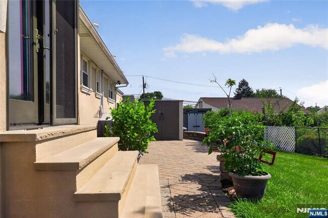 Building Photo - 8 Coyles Ct