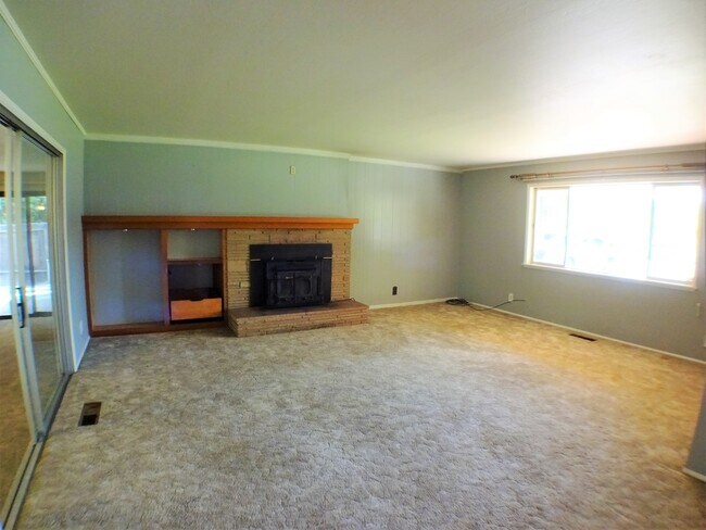 Building Photo - 226 W 6th Ave