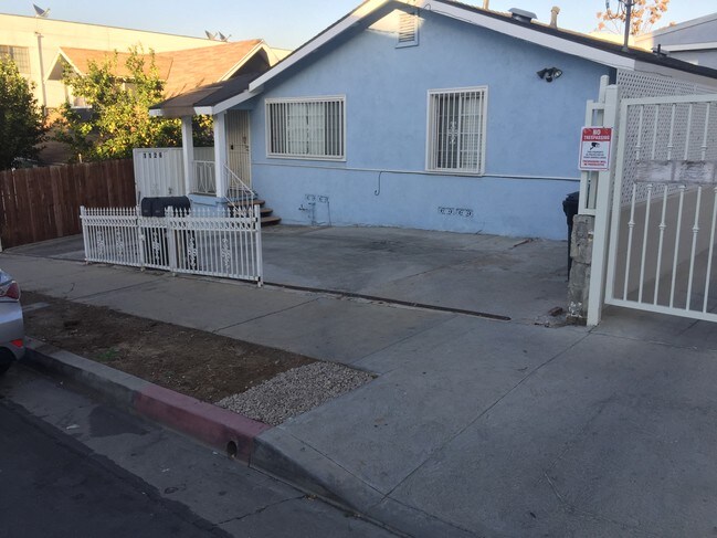 Building Photo - 1128 Irolo St