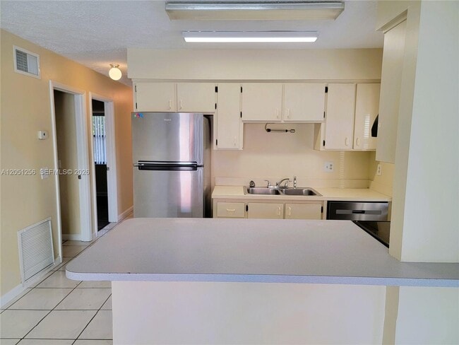 Building Photo - 307 S Ocean Dr