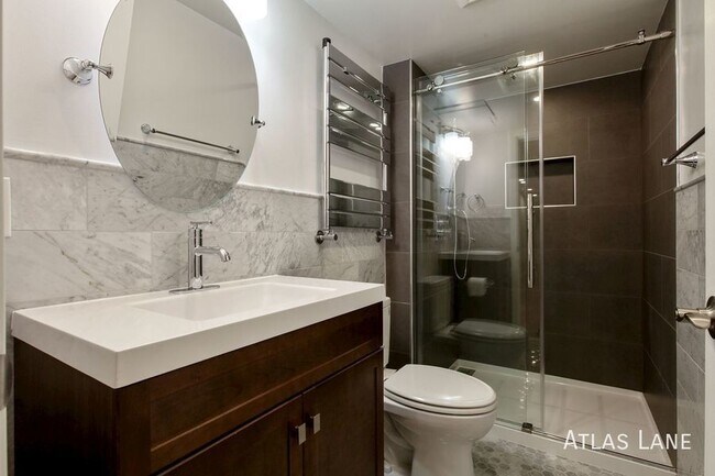Building Photo - Professionally Managed & Recently Renovate...