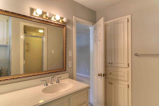 Building Photo - 14627 Carolcrest Dr