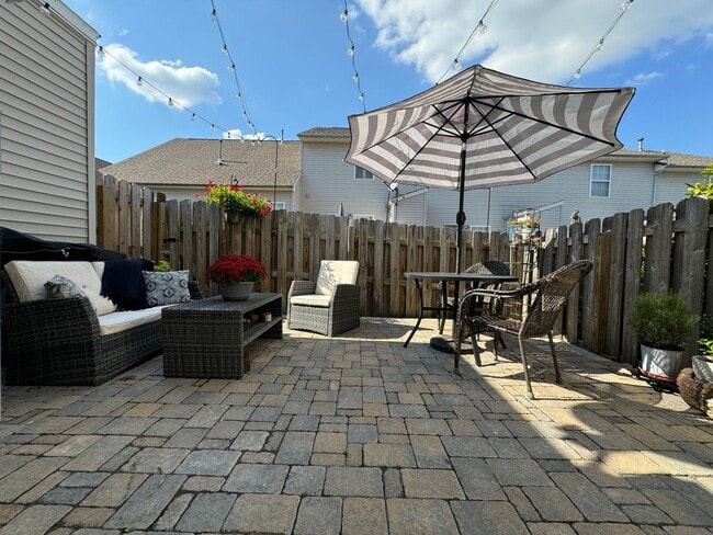 Building Photo - Renovated 2 Bed, 1.5 Bath Townhome w/ Comm...