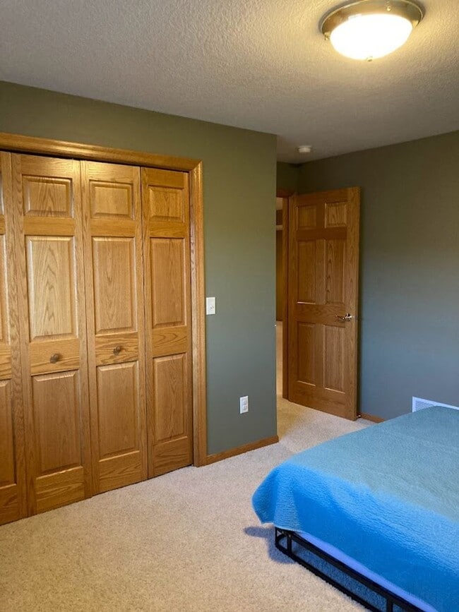 Building Photo - 4 Bedroom Twin Home