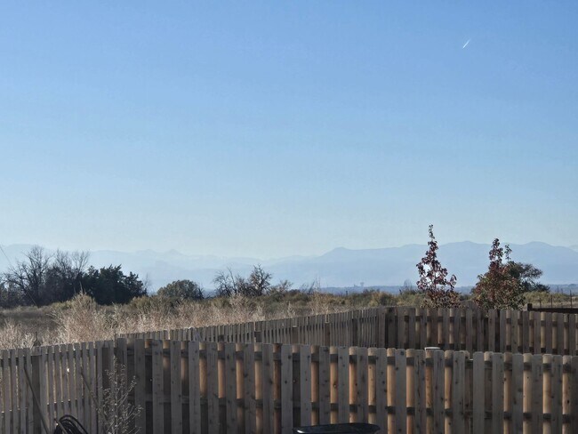 Building Photo - Like new 3 bedroom 2.5 bath with loft