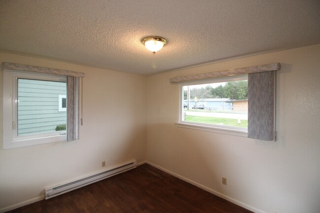 Building Photo - 2 Bed 1 Bath - Excellent Condition - Pet Friendly - Large Fenced Yard