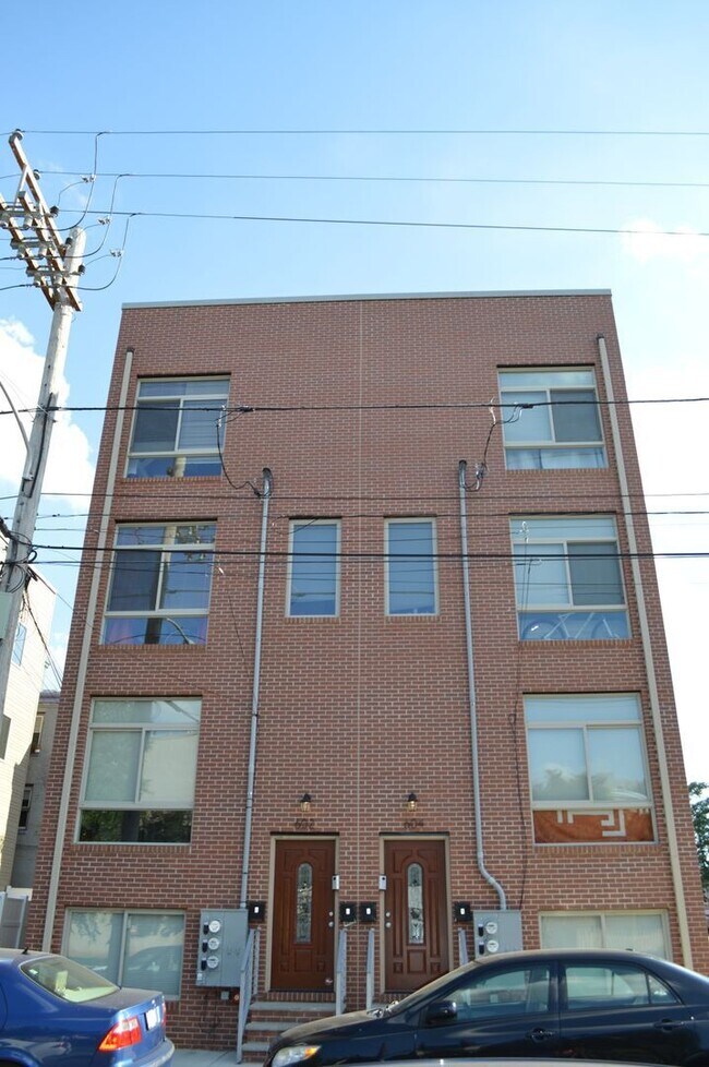 Building Photo - 602 W Thompson St