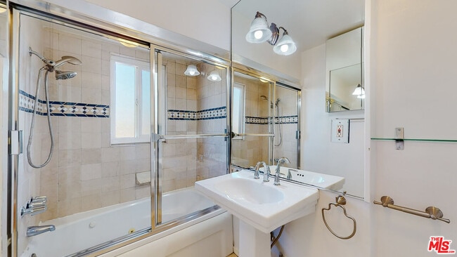 Building Photo - 432 S Doheny Dr