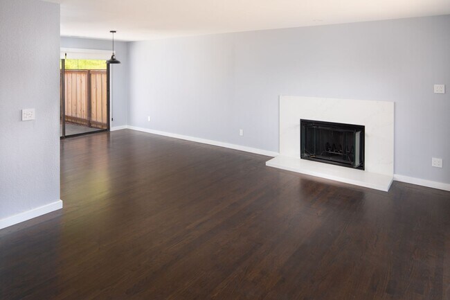 Building Photo - Gorgeous 3bd/2ba Townhouse, complete interior renovation, Modern upgrades, Community Pool -FOUNDA...