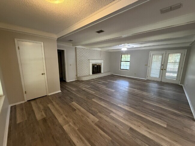 Building Photo - Home For Rent