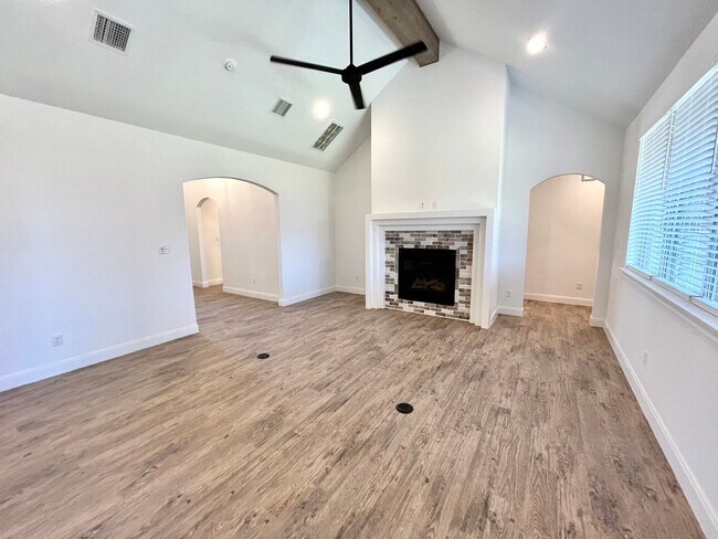 Building Photo - 4 Bed/2 Bath Home