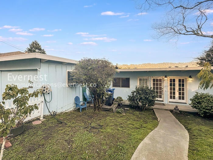 Building Photo - 537 Madison St