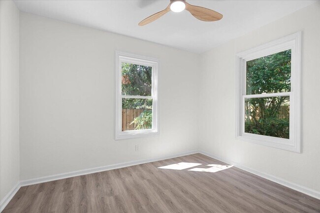 Building Photo - 400 Talaflo St