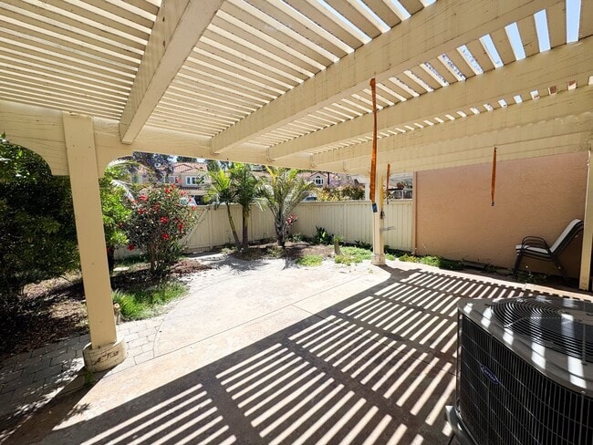Building Photo - Eastlake : 2 bed, 2.5 bath vaulted ceiling...