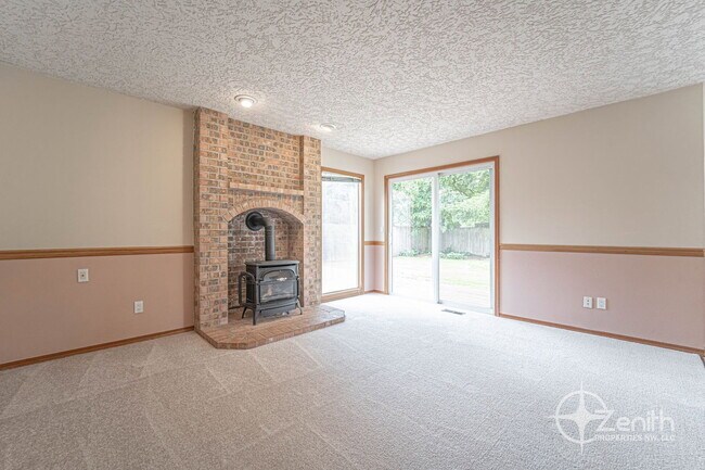 Building Photo - 5408 NE 101st Cir