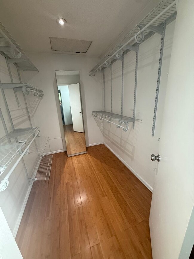 Building Photo - Turnkey End-Unit Townhome with Vaulted Ceilings & Garage