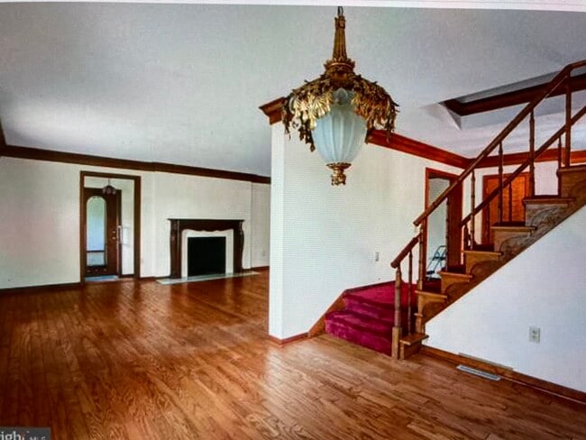Building Photo - 418 W Oak St