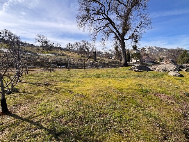 Building Photo - Beautiful Stallion Springs Home With A View!