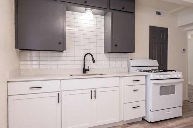 Building Photo - 1325 W Dora St