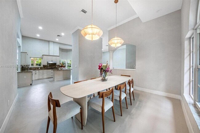 Building Photo - 1033 Almeria Ave