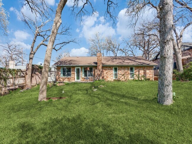 Building Photo - 2310 Oakwood Ln