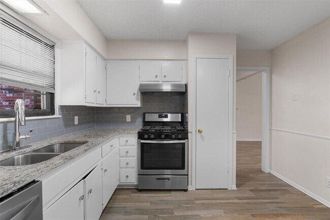 Building Photo - 325 Heartwood Dr