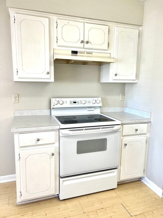 Building Photo - Charming home in Blue Pine Village!