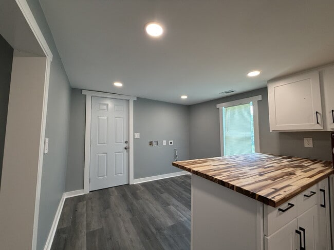 Building Photo - 2 bedroom Cozy Living with Modern Comforts!"