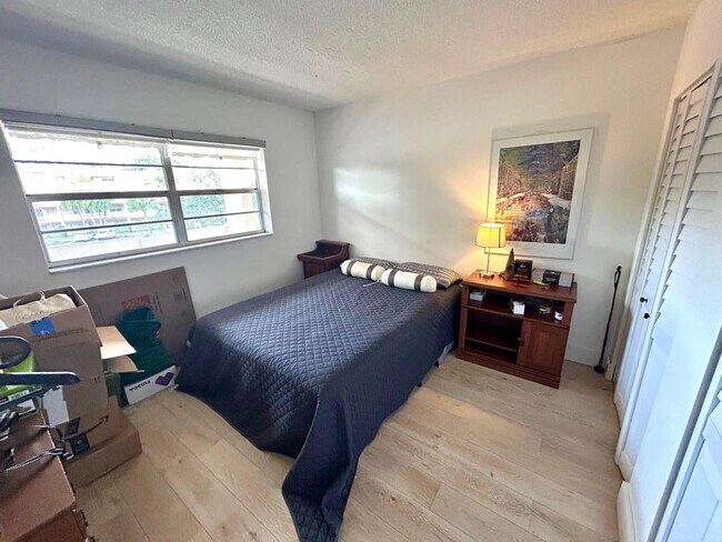 Building Photo - 1050 Country Club Dr