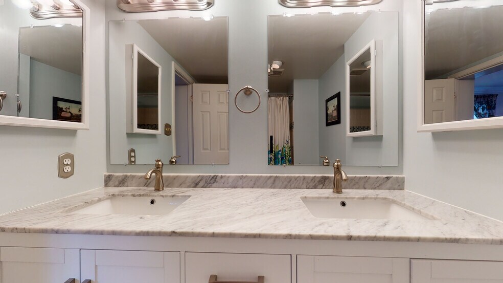 Building Photo - 1635 S Hayes St