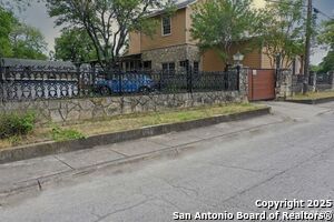 Building Photo - 206 Stace St