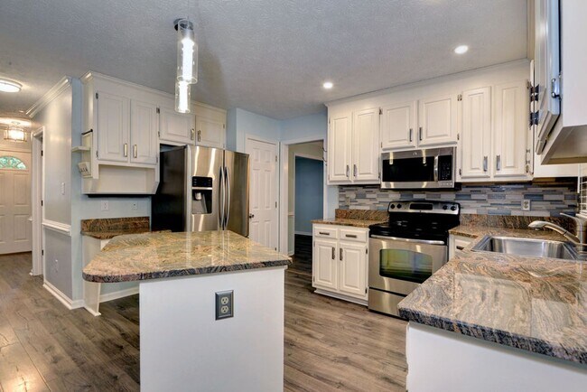 Building Photo - Renovated and Updated Woods of Tabb Home