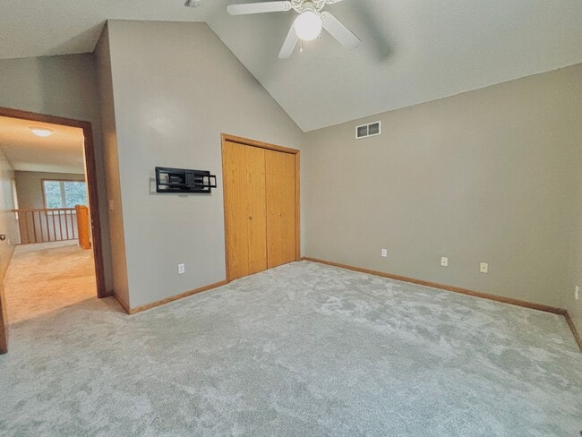 Building Photo - Gorgeous 3 Bedroom 4 Bath End Unit in Eagan