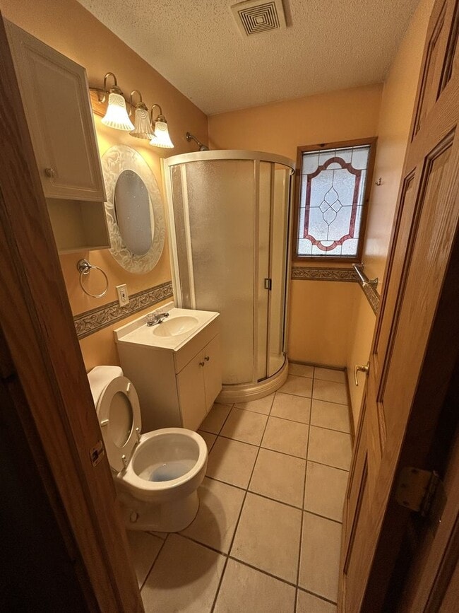 Building Photo - 1 bedrooms, 2 bathrooms. 2,000 sq ft home in a quiet country setting with large yard.